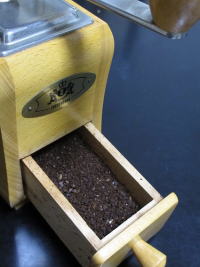 ザッセンハウスミルでコーヒー豆を挽いたところ。挽いた時に一番香りが楽しめる。