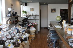 焙煎珈房NONAKAの店内写真。たくさんの種類の珈琲豆が、それぞれ保存ビンに入って並んでいる。